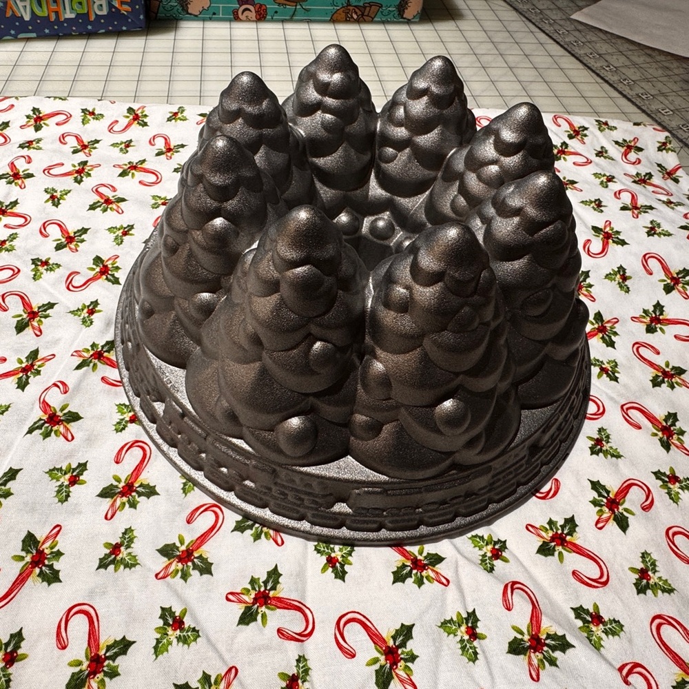 Nordic Ware Holiday Tree Bundt Pan 10 cups